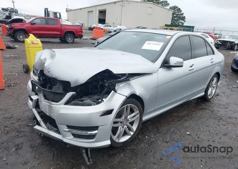 2013 Mercedes-Benz C 250 Sport z USA, uszkodzony, nr VIN WDDGF4HB5DR296358